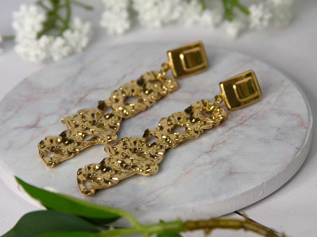 Boucles d'oreilles dorées effet martelé texturé en acier inoxydable - Modèle Siné par Lidiar Collection