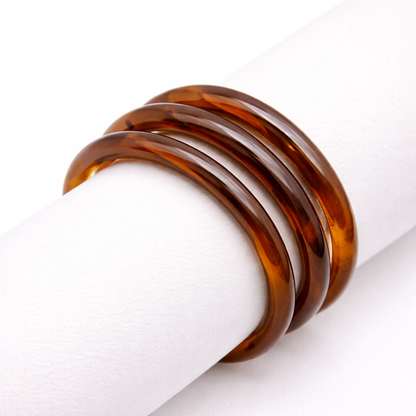 Bracelets jonc en résine effet ambre marron foncé portés en accumulation, design minimaliste et élégant – Lidiar Collection