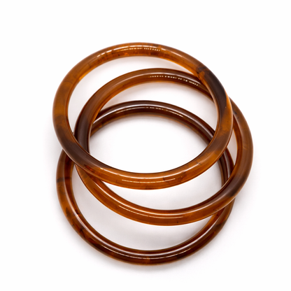 Bracelets jonc en résine effet ambre marron foncé, design minimaliste et élégant – Lidiar Collection