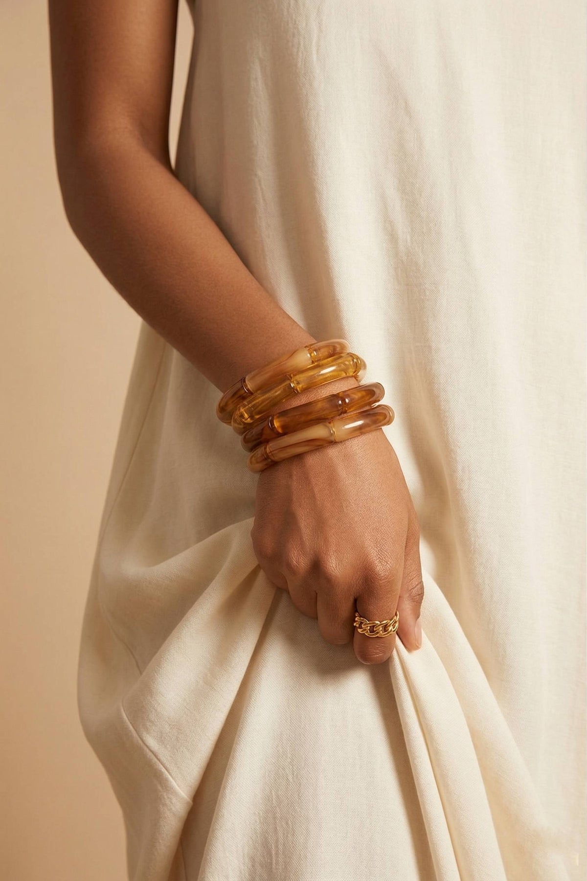 femme portant 4 Bracelets en résine effet ambre marron et miel, design élégant et moderne  et une bague dorée en acier inoxydable– Lidiar Collection