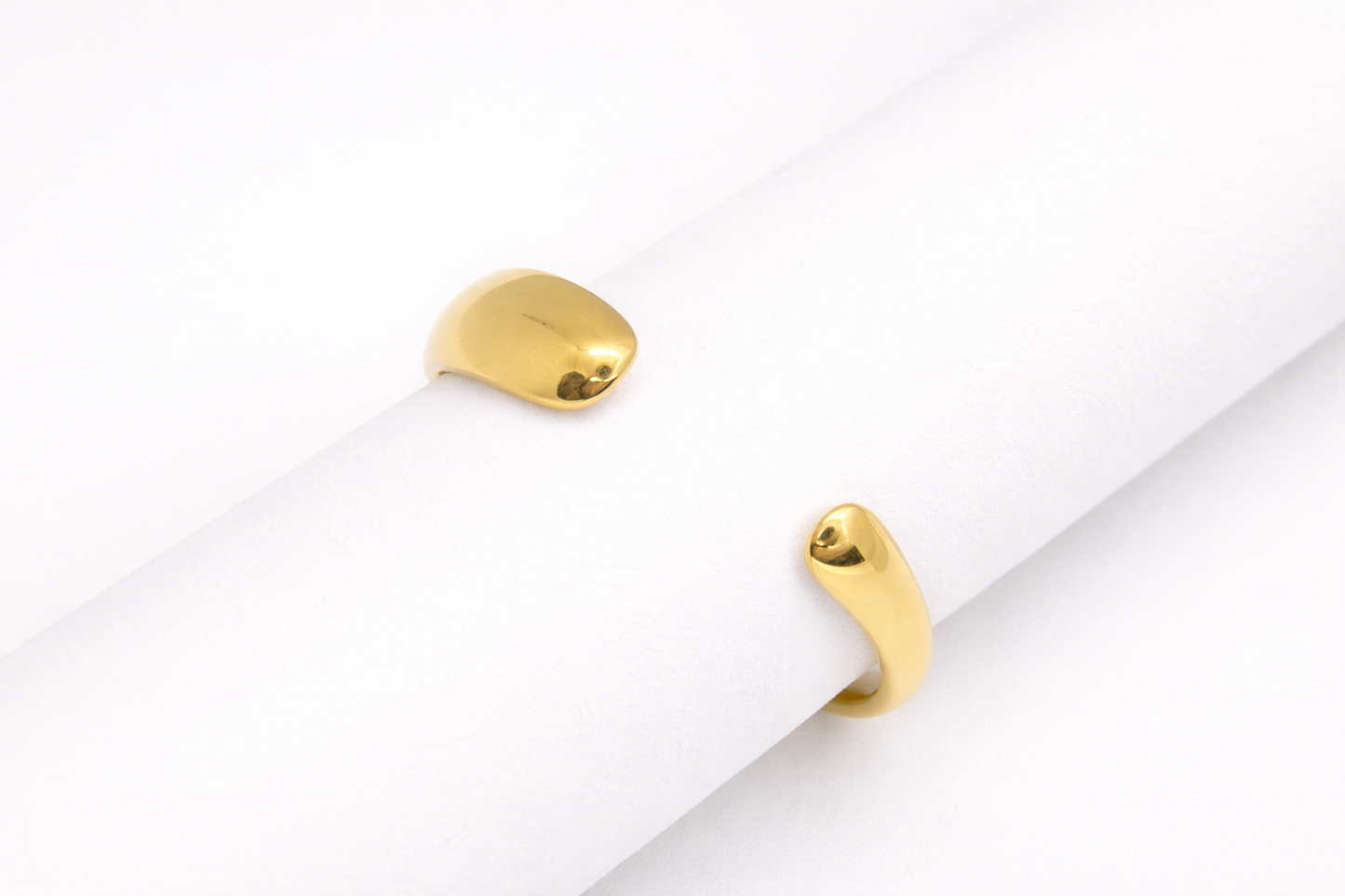 Bracelet jonc ouvert doré en acier inoxydable, design épuré et élégant – Lidiar Collection