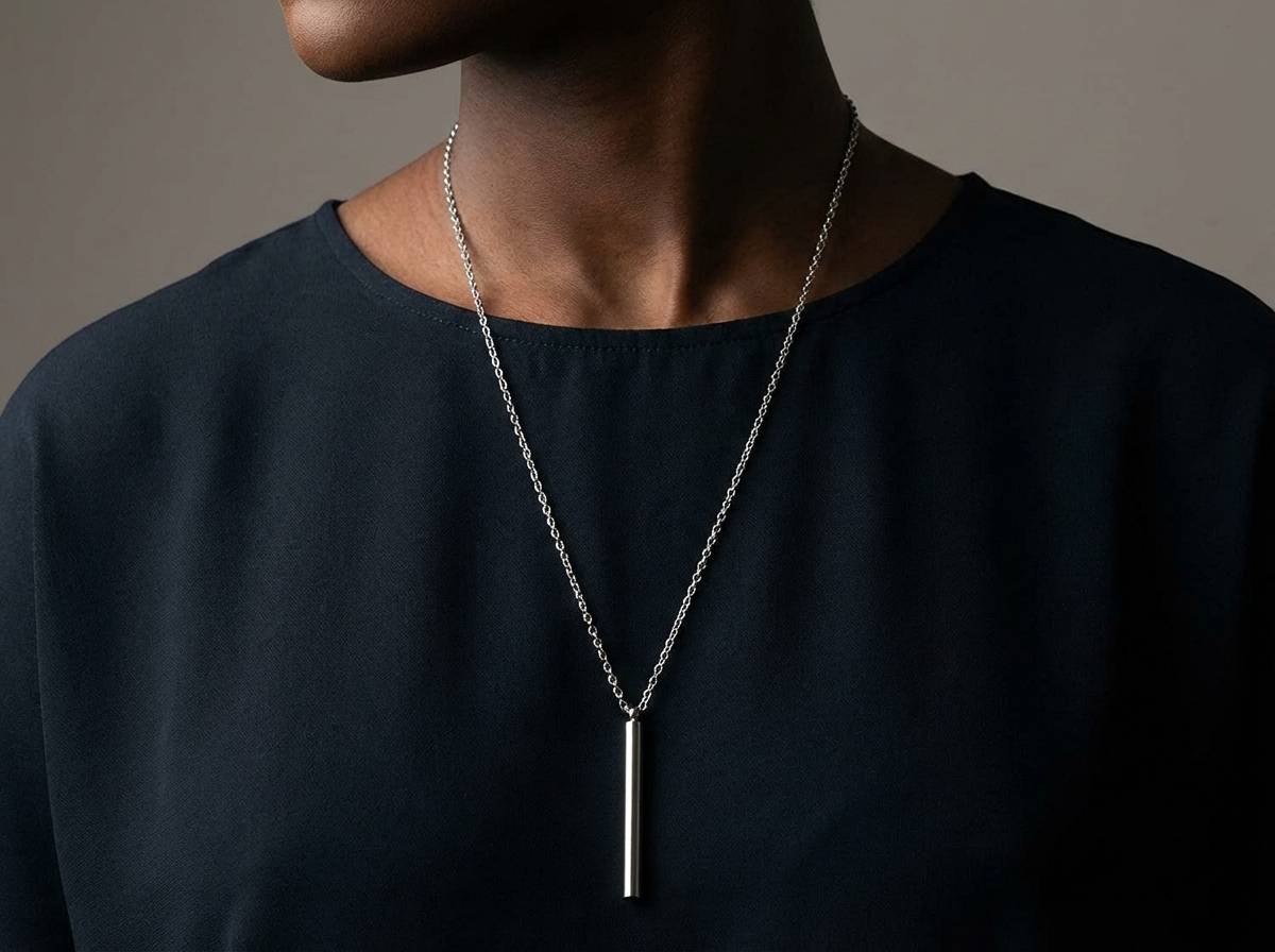 Collier pendentif barre argentée en acier inoxydable, design minimaliste et élégant – Lidiar Collection