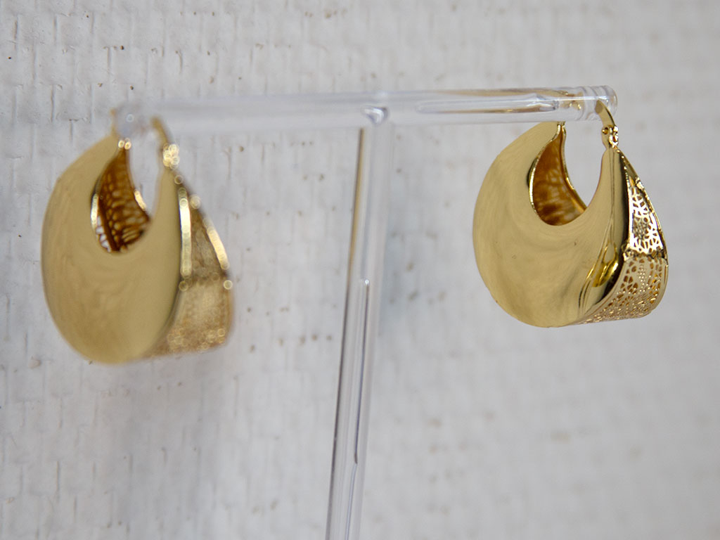 Boucles d’oreilles demi-créoles dorées texturées, design moderne et élégant – Lidiar Collection