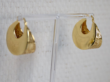 Boucles d’oreilles demi-créoles dorées texturées, design moderne et élégant – Lidiar Collection