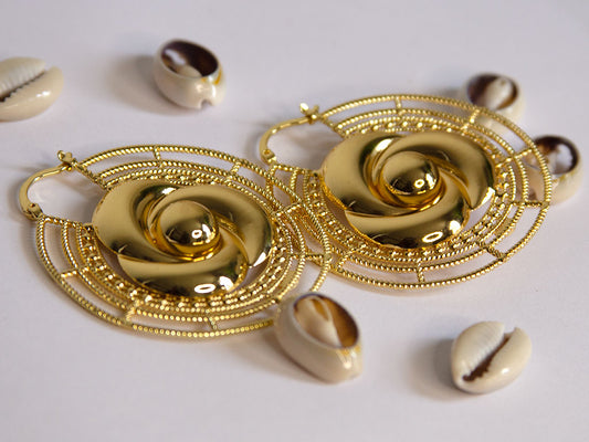 Boucles d’oreilles rondes dorées avec motif spiralé et design ethnique chic – Lidiar Collection
