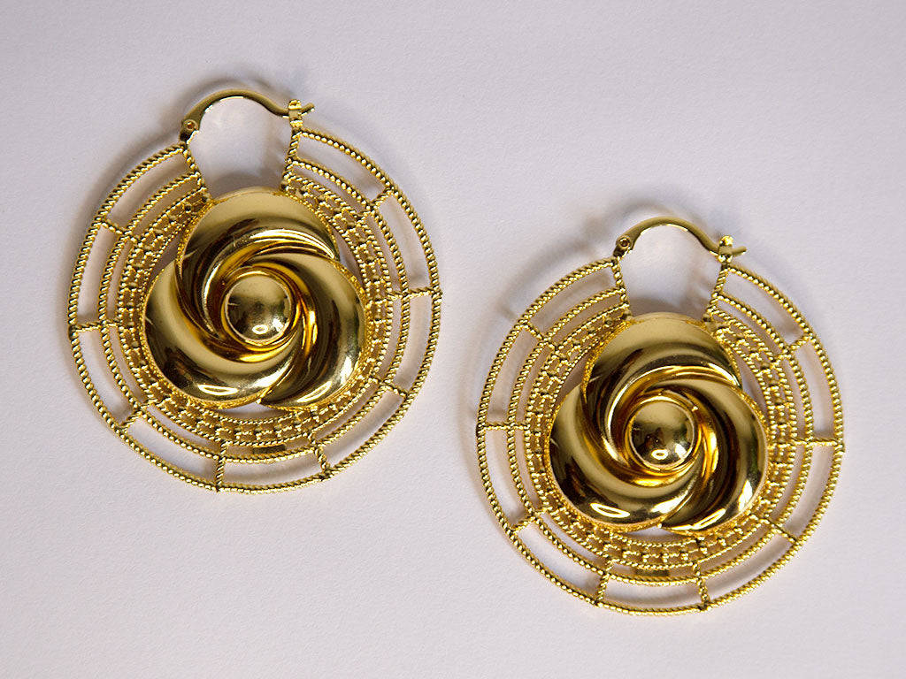 Boucles d’oreilles rondes dorées avec motif spiralé et design ethnique chic – Lidiar Collection
