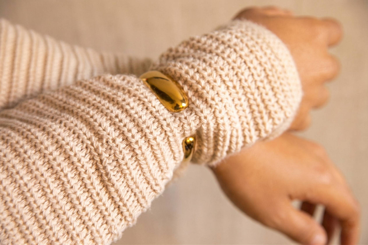 Bracelet jonc ouvert doré en acier inoxydable, design épuré et élégant – Lidiar Collection