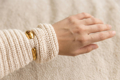 Bracelet jonc ouvert doré en acier inoxydable, design épuré et élégant – Lidiar Collection