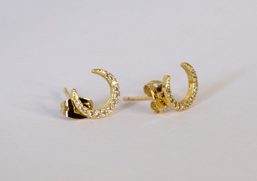 paires de boucles d'oreilles dorées en forme de croissant de lune avec des strass