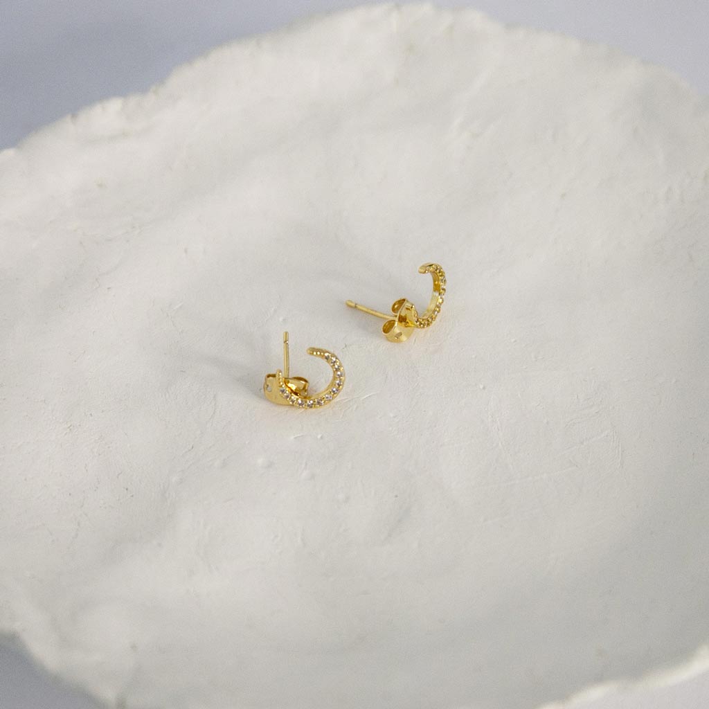 Paire de boucles d'oreilles dorées en forme de croissant de lune avec des strass