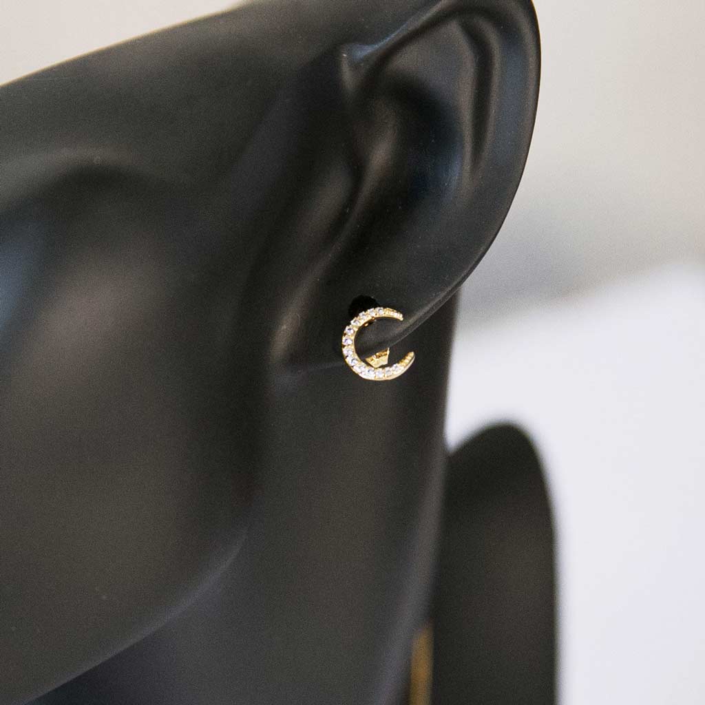 tête de mannequin portant un ensemble de boucle d'oreille et de collier