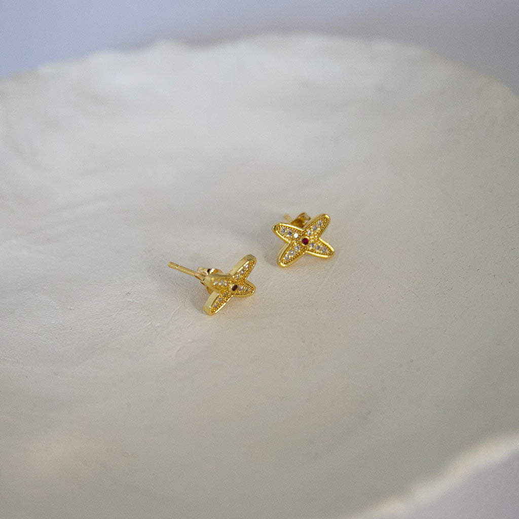 boucles d'oreilles dorée, en forme de fleur avec des strass blanc et rouge