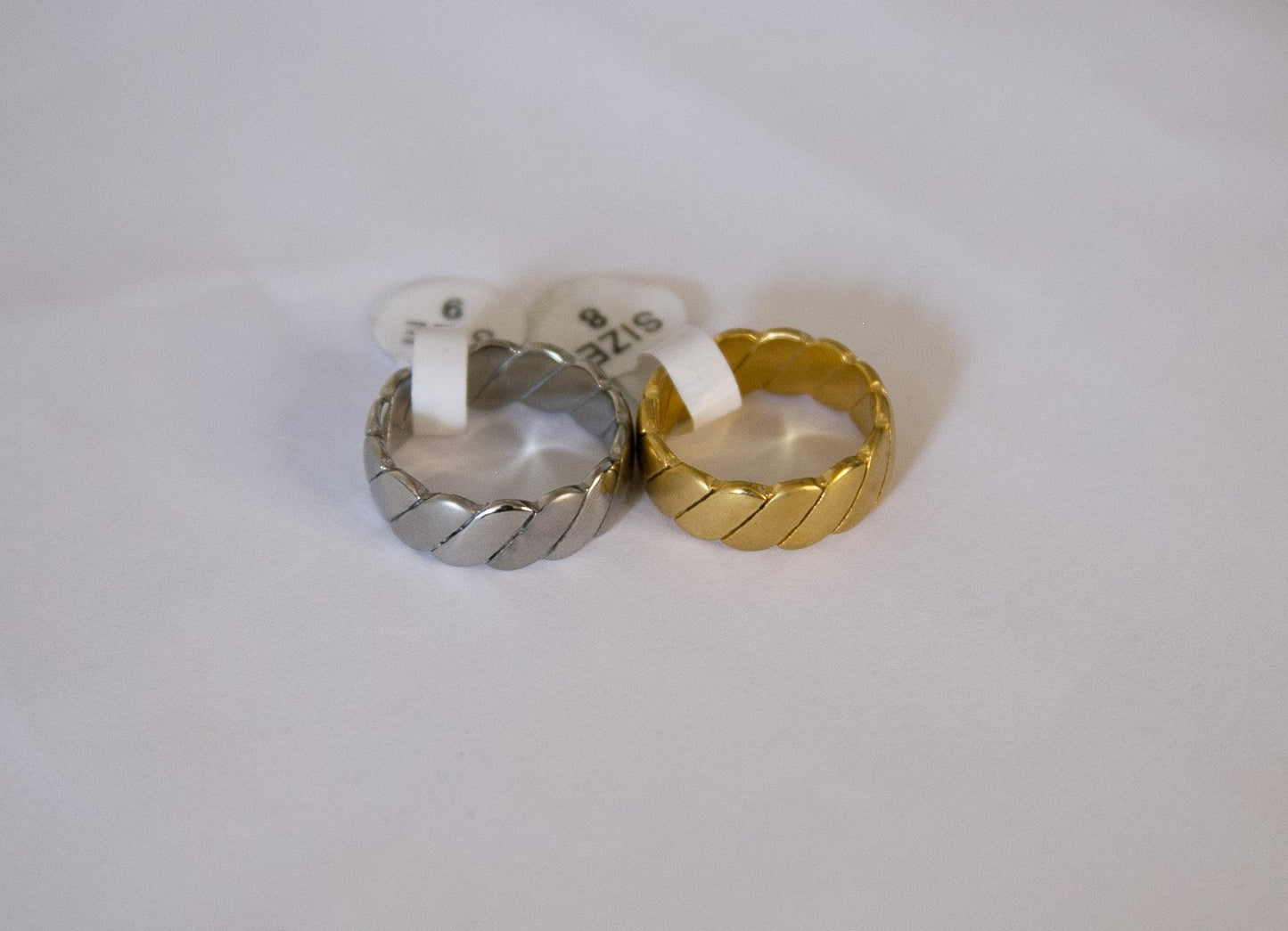 Une bague anneau doré et une autre argenté