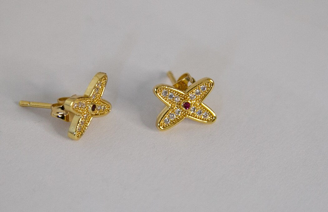 boucles d'oreilles dorée, en forme de fleur avec des strass blanc et rouge