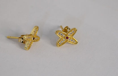 boucles d'oreilles dorée, en forme de fleur avec des strass blanc et rouge